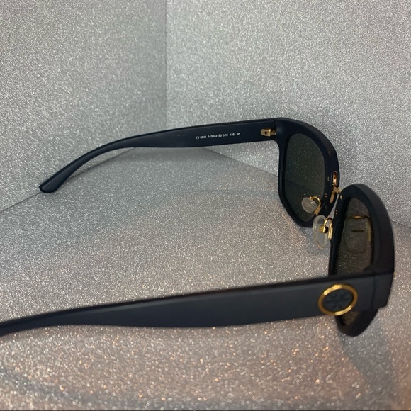 Sporty Tory sunnies - Picture 4 of 4